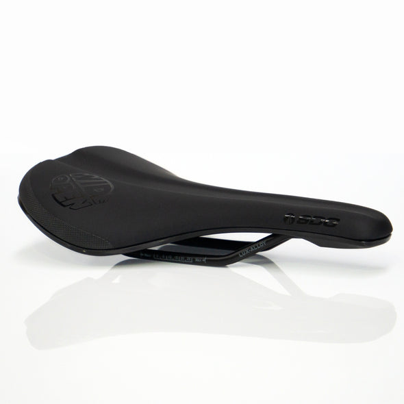 BEL AIR V3 SADDLE - LUX ALLOY RAIL - WIDE OPEN LOGO - 2025 EDITION